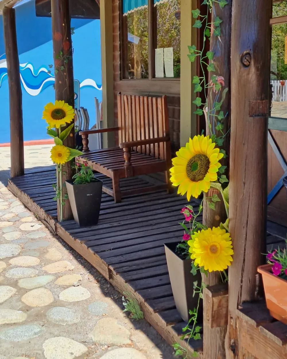 Galería decorada con girasoles para un evento
